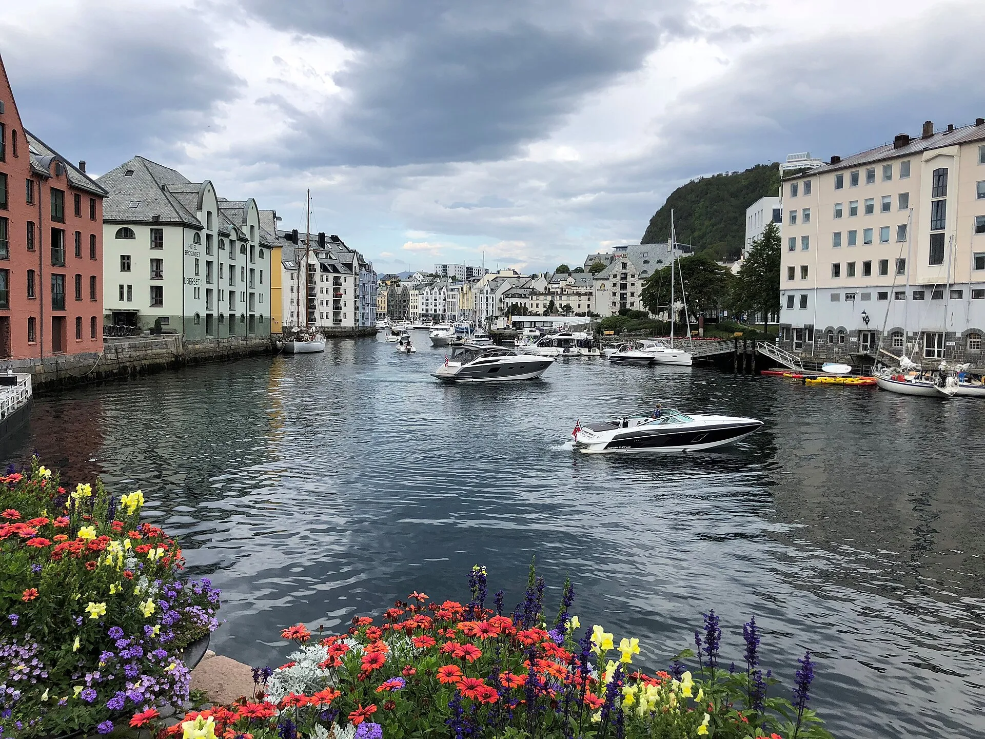 Small-Group Walking Tour: Art Nouveau & Sea Views
