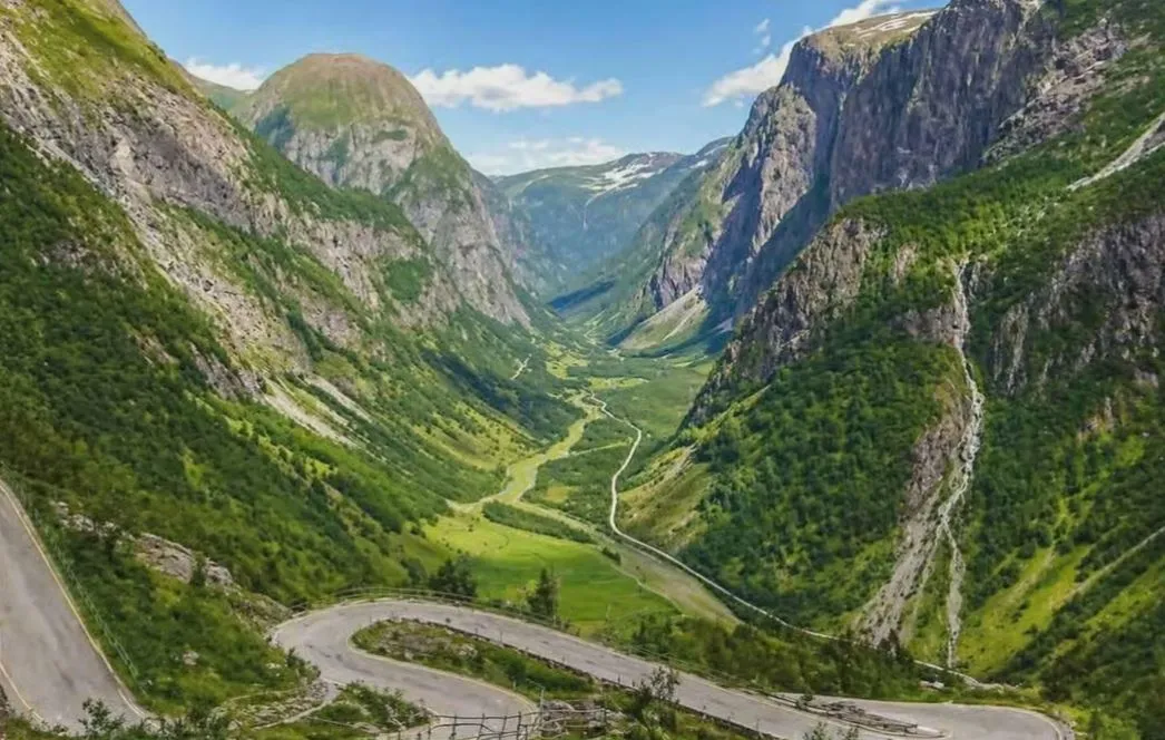 Flåm Grand Tour: Fjords, Waterfalls & the Stalheim Road