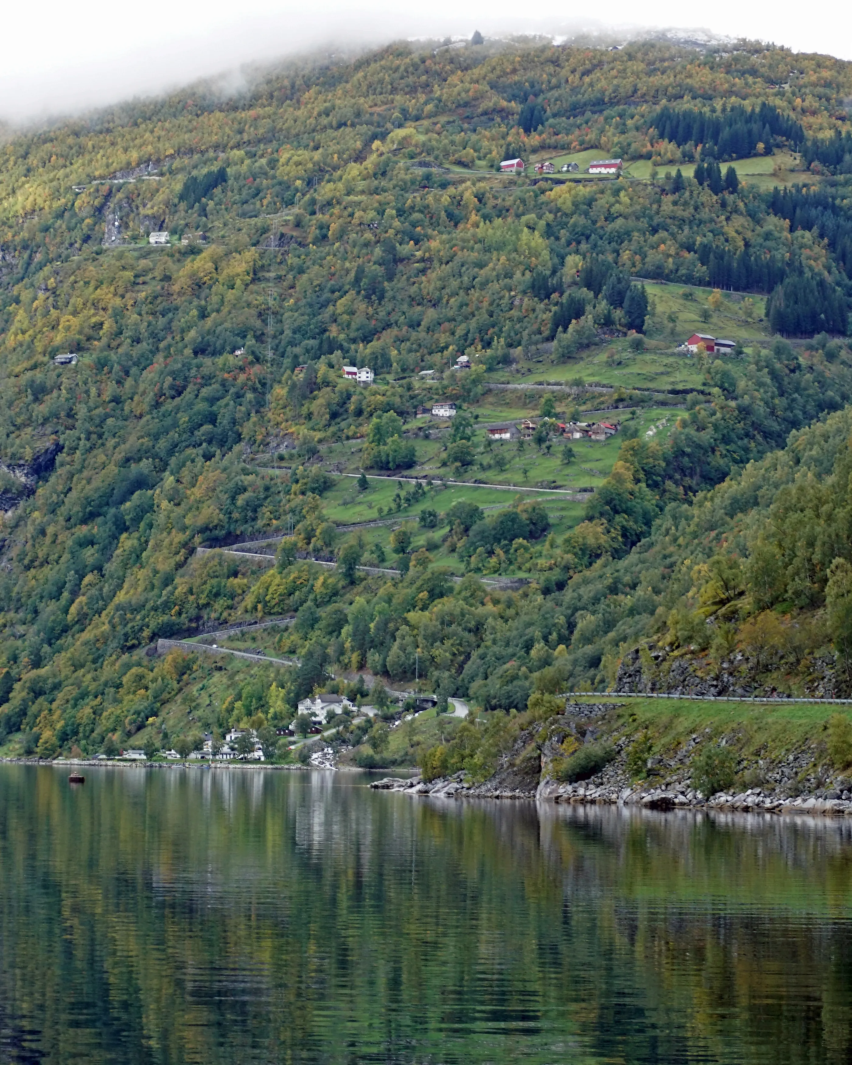 Geiranger Bus Tour with Multilingual Audio Guide (80 min)